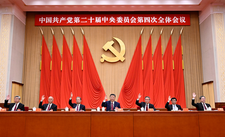 ??中國共產黨第二十屆中央委員會第四次全體會議,于2025年10月20日至23日在北京舉行。這是習近平、李強、趙樂際、王滬寧、蔡奇、丁薛祥、李希等在主席臺上。