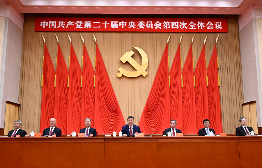??中國共產黨第二十屆中央委員會第四次全體會議,于2025年10月20日至23日在北京舉行。這是習近平、李強、趙樂際、王滬寧、蔡奇、丁薛祥、李希等在主席臺上。
